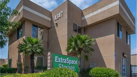Extra Space Storage in Vista, CA