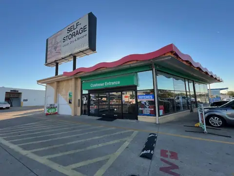 Self-Storage at U-Haul in Irving, TX