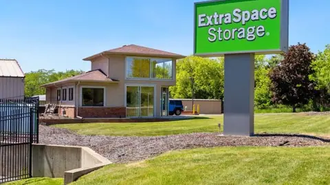 Extra Space Storage in Lindenhurst, IL