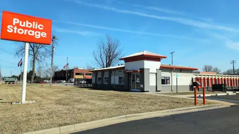 Public Storage in Madison Heights, MI