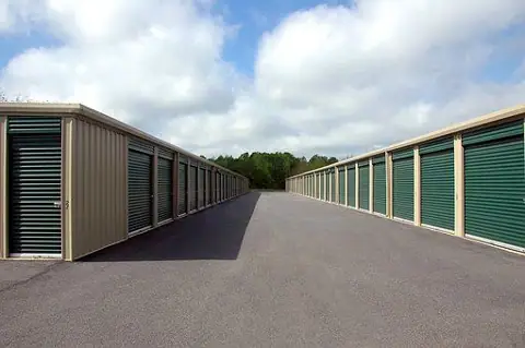 Cardinal Mini Storage LLC in Hoisington, KS
