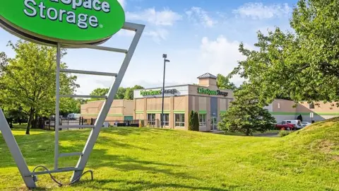 Extra Space Storage in Farmingdale, NJ